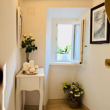 Bilocale Ben Arredato In Centro Storico Aria Condizionata Pass Auto דירה